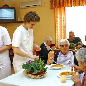 Residencia 3ª Edad Cristo De La Salud personas mayores en sala comedor